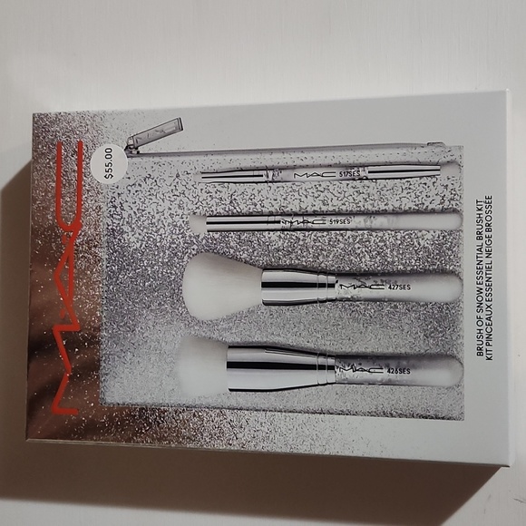 MAC Brush Of Snow Essential Brush Kit - Picture 4 of 6